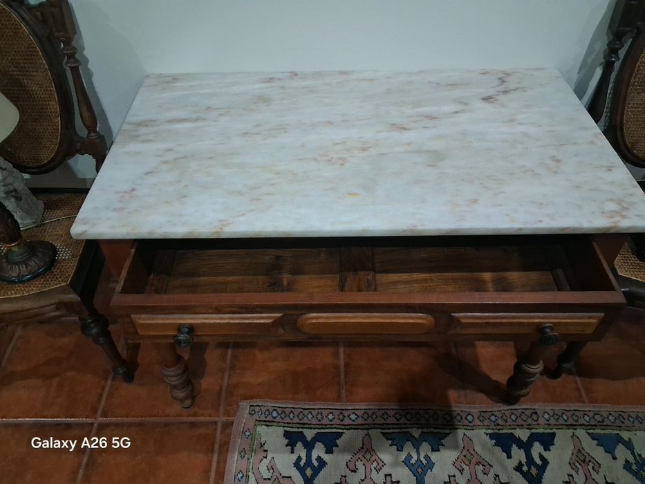 Mesa antiga com tampo de mármore