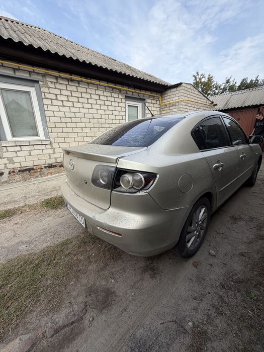 машину Мазда 3. 2008 год