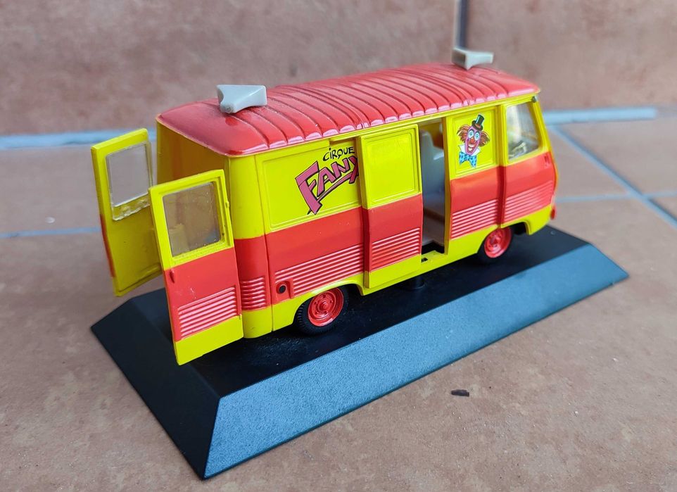 Model samochodu Peugeot J7 Norec skala 1/43