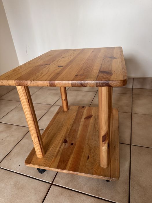 Mały stolik sosnowy na kółkach - 45 cm, piętrowy.