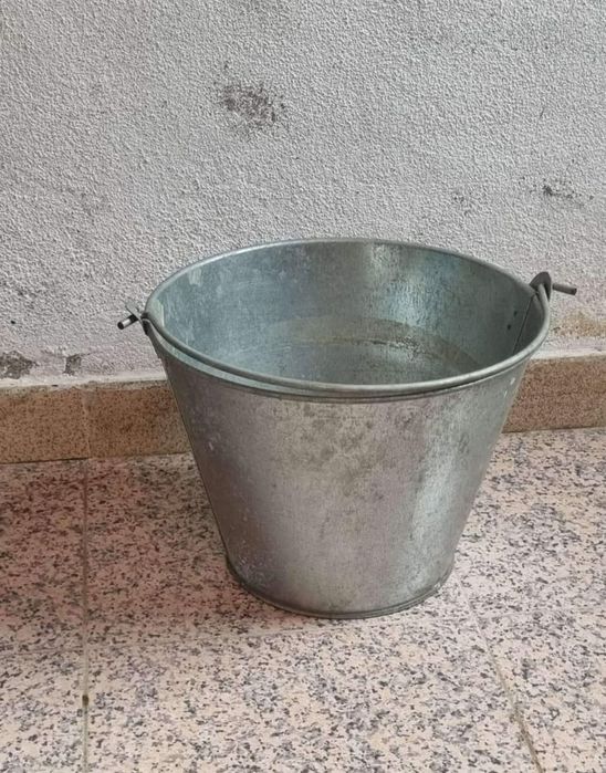 Balde em Zinco em bom estado medidas nas fotos