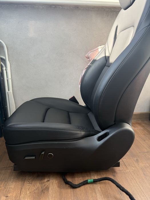 Tesla MY 2023 водійське сидіння під відновлення.