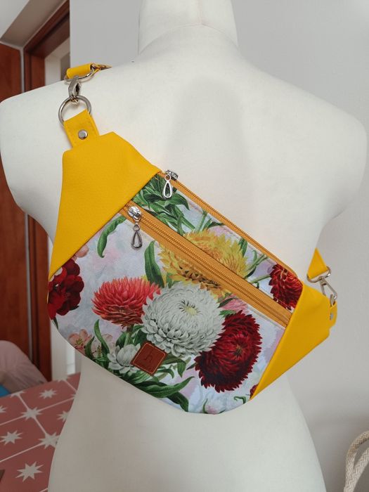 Płaska saszetka nerka żółta w kwiaty