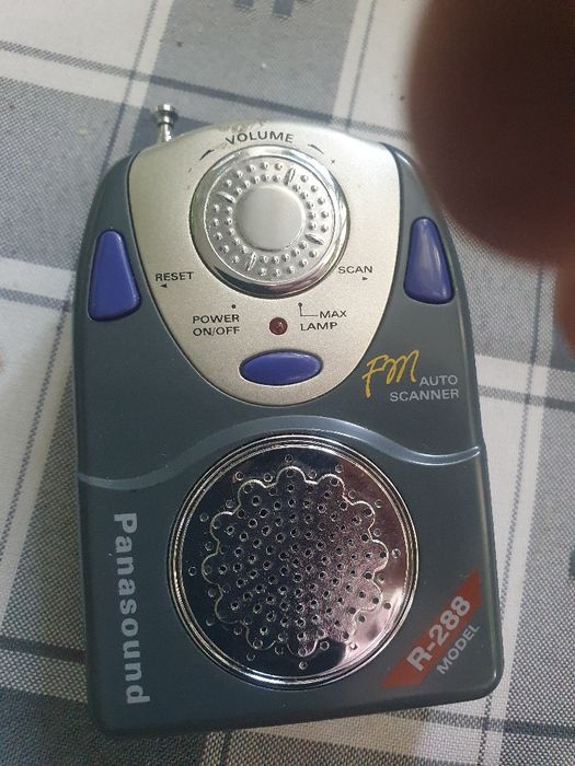 Mini rádio com auscultador tudo a funcionar