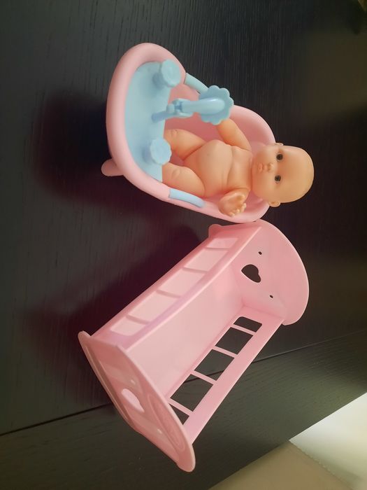 Boneco, banheira e berço