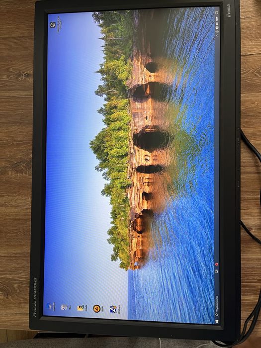 Komputer stacjonarny z monitorem
