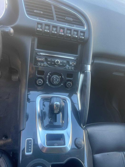 samochód osobowy Peugeot 3008