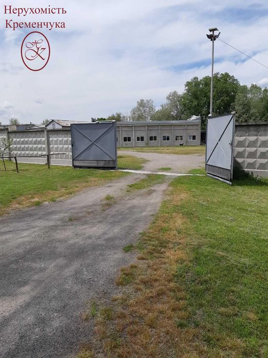 Продаж територіі 0,5 га з ангаром та складами.