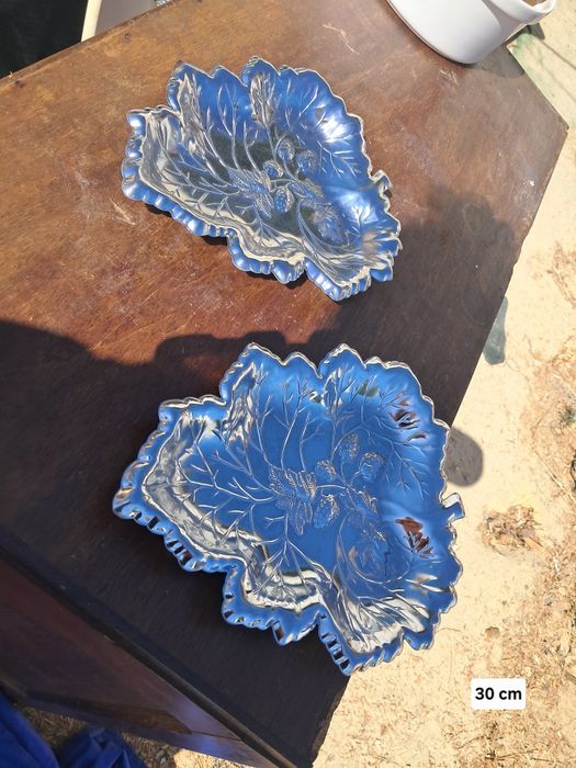 Duas bandejas em folha