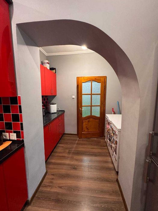 Домоволодіння з магазином у с. Брусниця