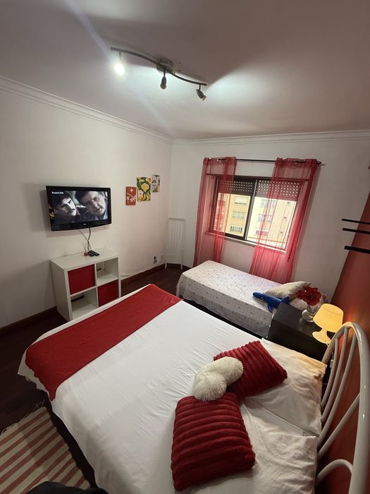 Quarto mobiliado 02 camas, tv, p arrendar a 600 m da estação de Massamá