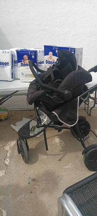 Carinho de bebe com ovo e fraldas