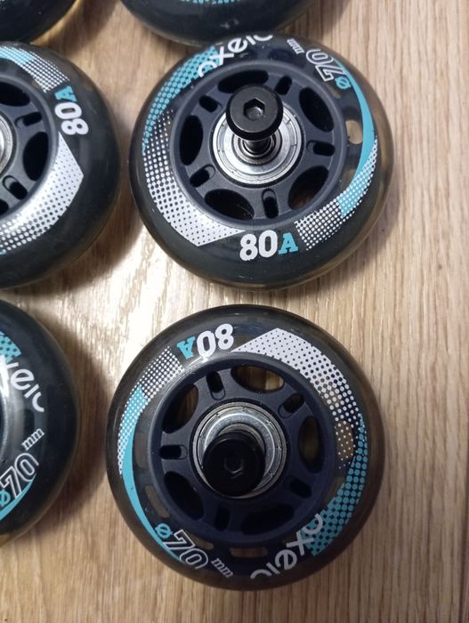 Zestaw kółek do rolek plus dwa hamulce.