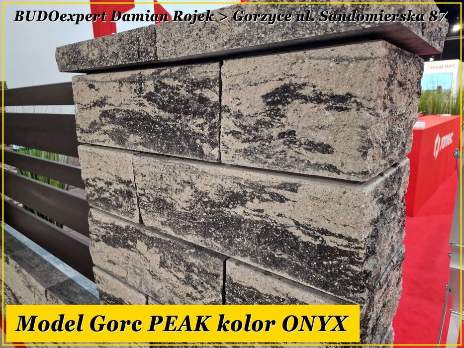 Klasyczne ogrodzenie łupane z bloczków Joniec Gorc PEAK kolor ONYX