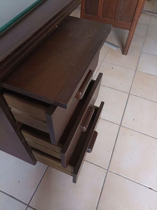 Secretaria de madeira antiga com tampo de vidro