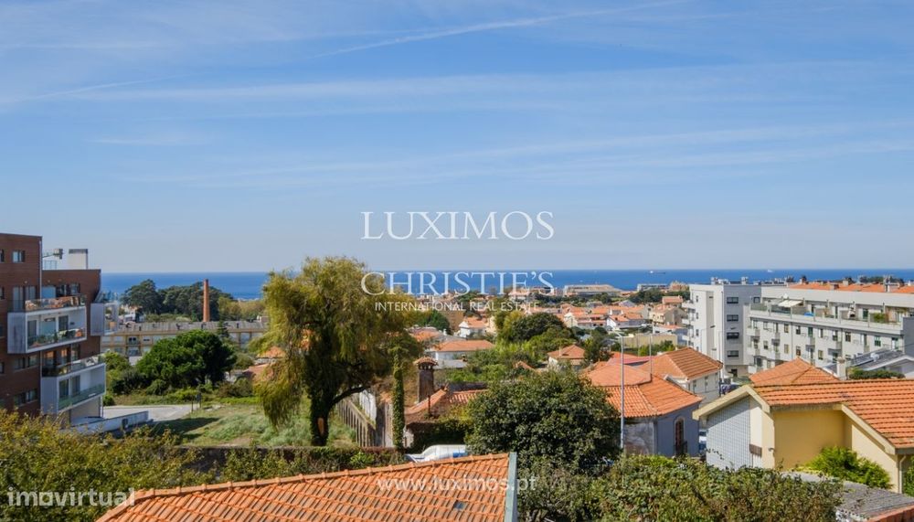 Palacete centenário e terreno de 5000m2, em Canidelo, V. N. Gaia