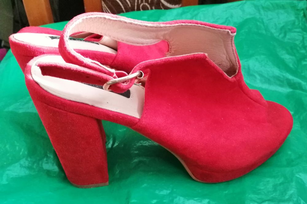 Sprzedam sandały na obcasie 39