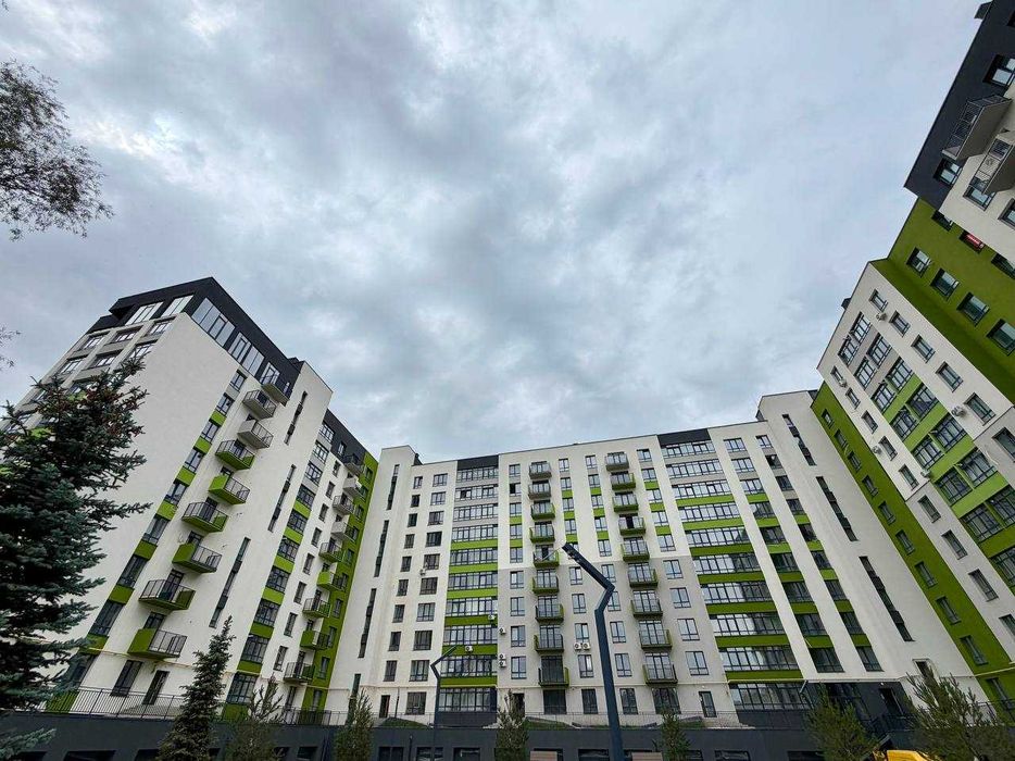 Продається видова трикімнатна квартира біля міського озера