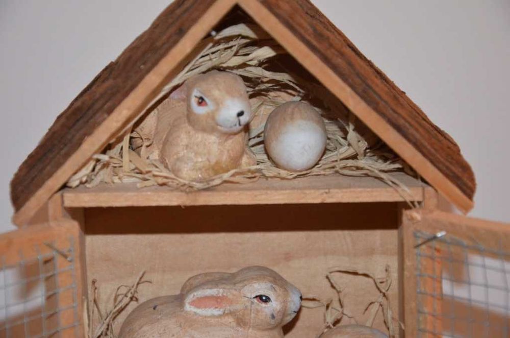 Gaiolas em madeira, com coelhos e galinhas