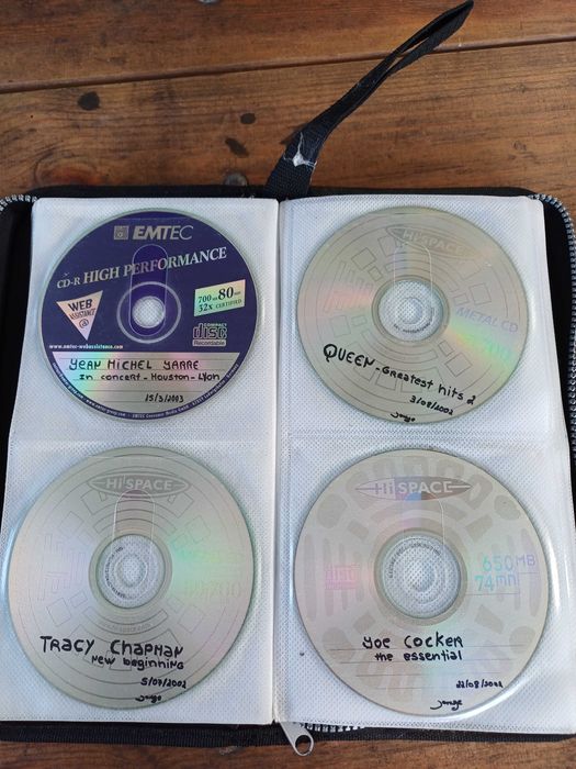 Capa com 48 CDs gravados de Musica Variada