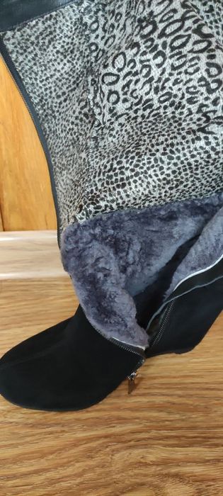 Чоботи зимові, натуральна замша,36 розмір йде на 35, всередині мех