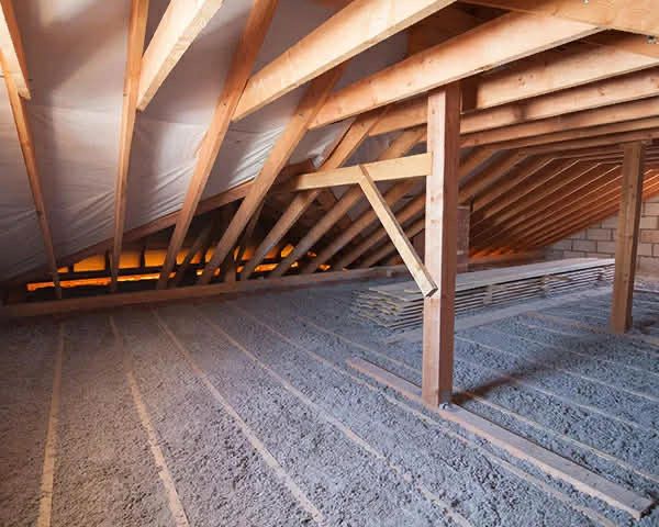 Docieplanie poddaszy – wdmuchiwanie celulozy, wełny i styropianu