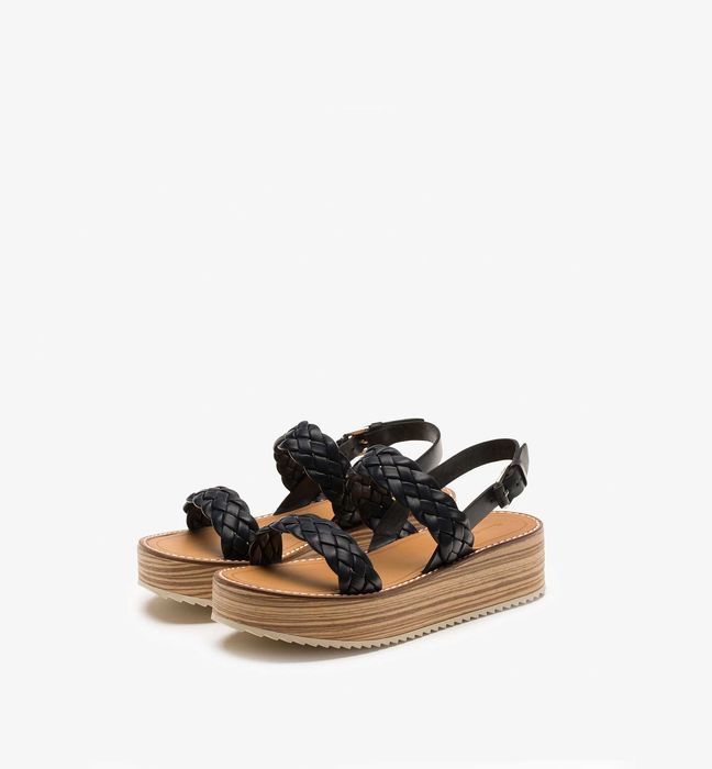 Sandálias em pele azul-marinho entrelaçada_ Novas