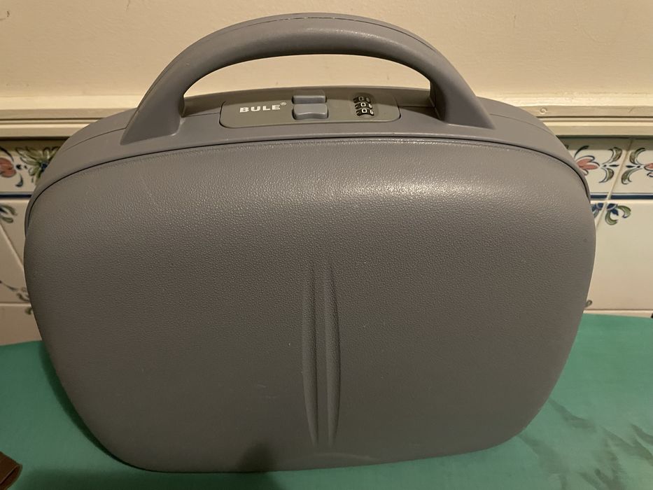 Mala de artigos pessoais e de cosmética para viagem.