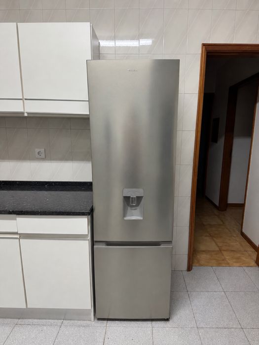 Frigorífico Combinado Inox com Dispensador de Água – Excelente Estado