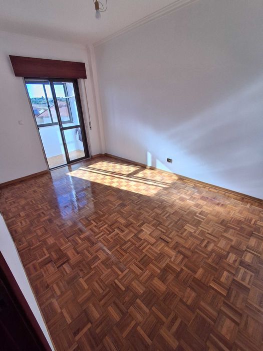 vende-se Excelente Apartamento T2 (95 m²) em Monte Abraão – Ideal para Habitação Própria ou Investimento