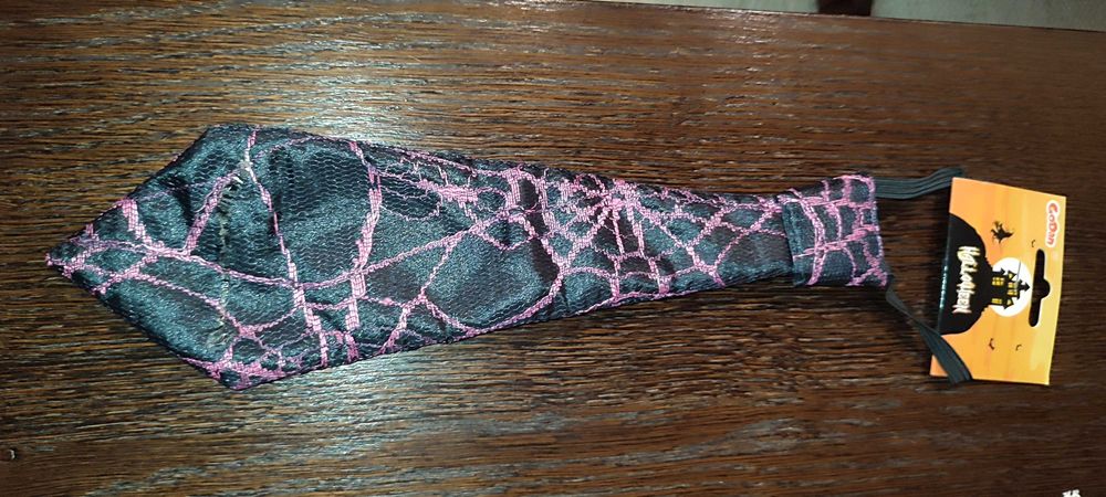 Krawat w różowe pajęczyny na Halloween