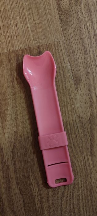 Рожева ложка для годування котів і собак