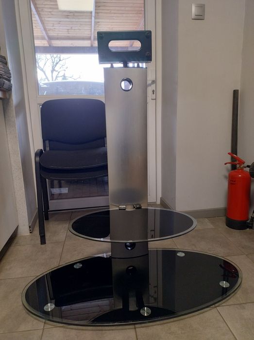 Stojak pod telewizor ze szklanymi półkami