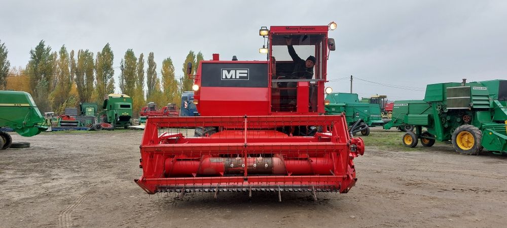 Зернозбиральний комбайн Massey Ferguson 440 3.м