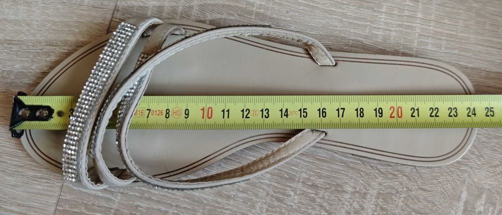 Klapki beżowe cekiny cyrkonie płaskie 38