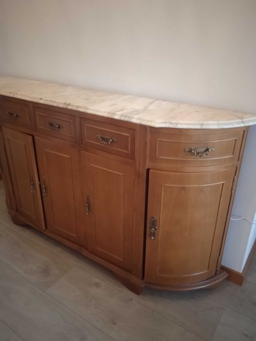Aparador com tampo em mármore e com arrumação