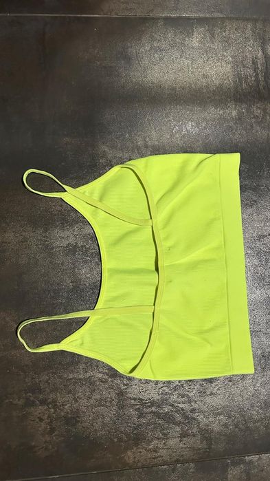 Top na ramiączkach Bershka żółty fluorescencyjny