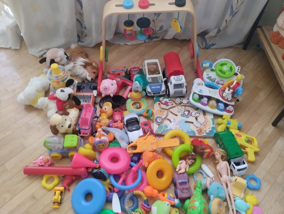 Породам одним лотом дитячі іграшки
