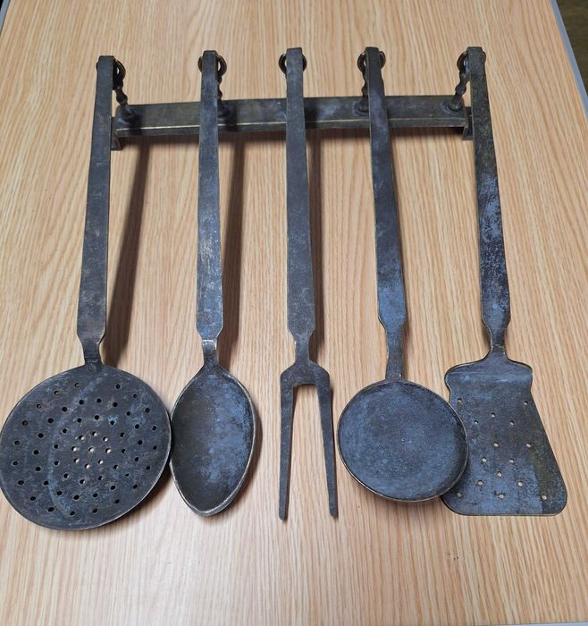 Talheres de cozinha com suporte (Conjunto rústico em metal)-Sec.XX