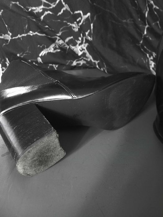 Czarne klasyczne botki na obcasie