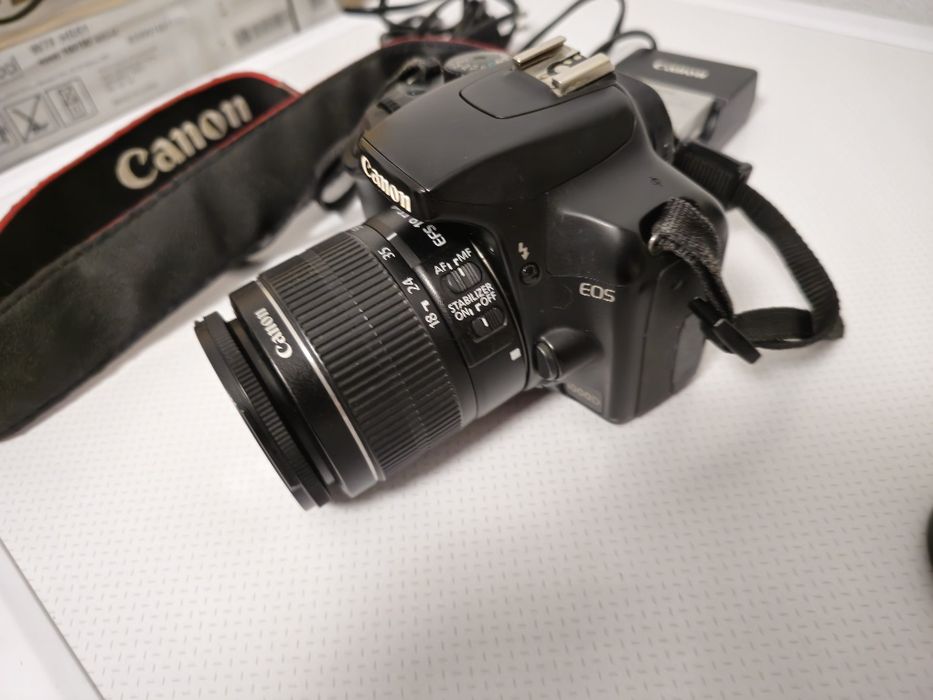 Câmara DSLR Canon EOS 1000D + Lente 18-55mm IS (Autofoco e Estabilizador) + Bolsa
