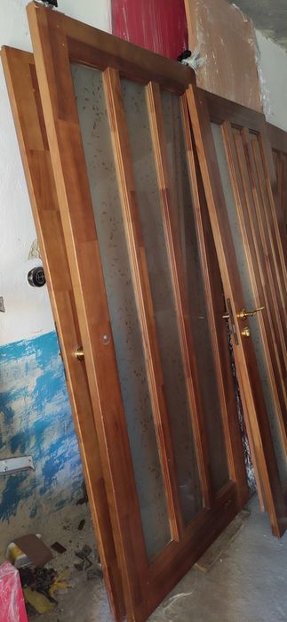 Дерев'яні двері на колесах