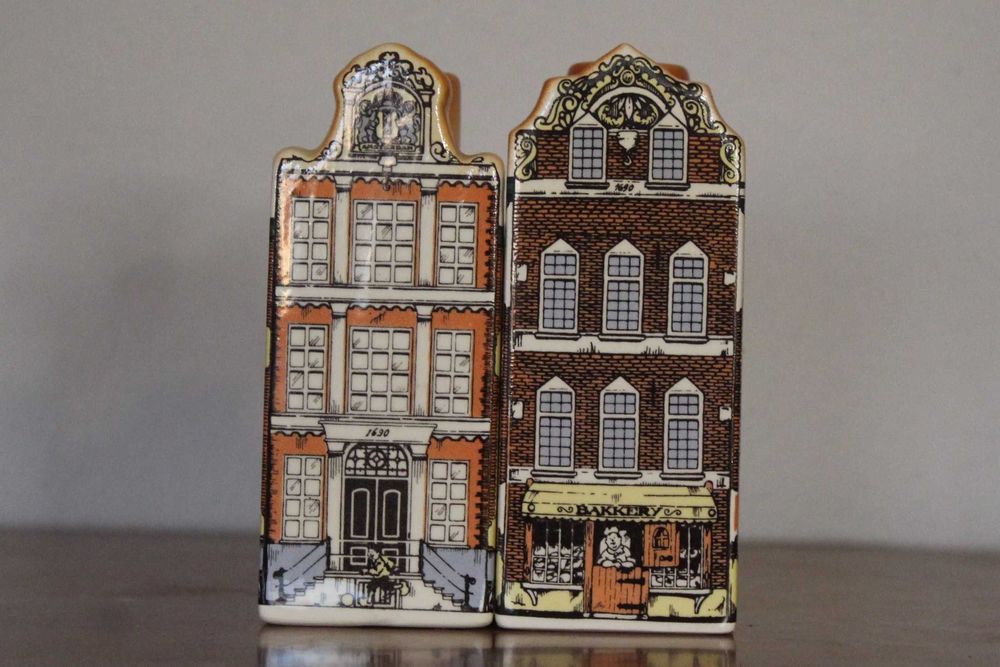 Saleiro e pimenteiro de cerâmica vintage em forma de casas holandesas.