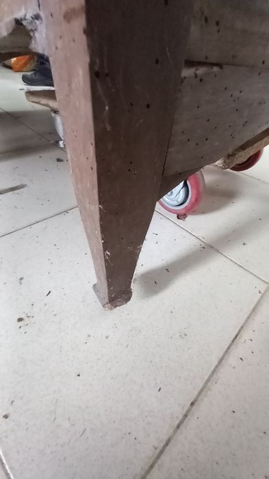 Cómoda com tampo em mármore rosa