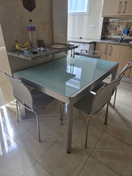 Mesa e 4 cadeiras