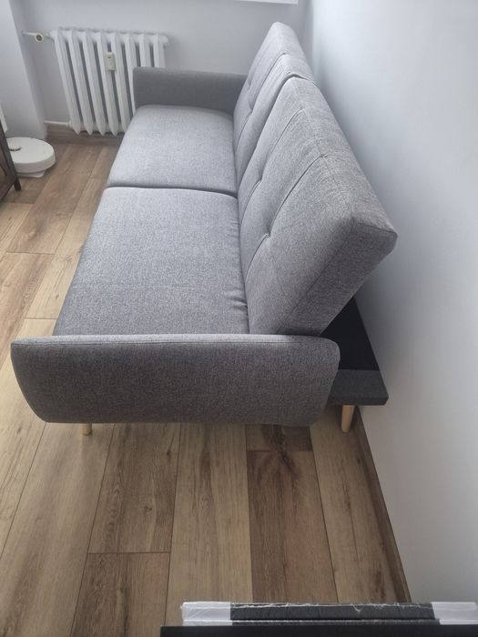 Szara rozkładana sofa