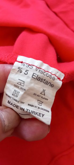 Maxi vestido com ombros descaidos e nó lateral M muito bom