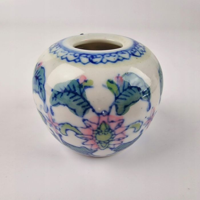 Chiński wazonik lub świecznik