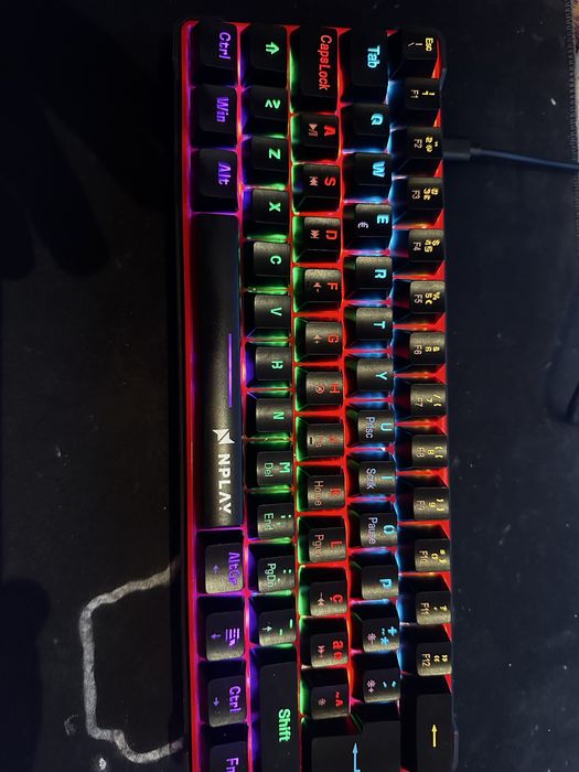 Torre gaming com rato e teclado