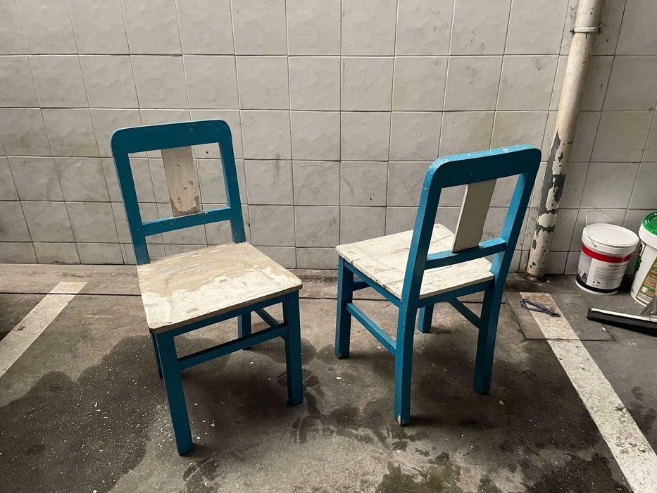 Conjunto de cadeiras e banco vintage de madeira